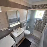 Lana Ostanak kod kuće