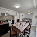 Ostanak kod kuće Lana