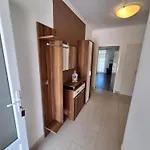 Lana Ostanak kod kuće *