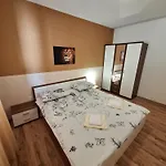 Lana Ostanak kod kuće