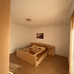Lana Ostanak kod kuće Rab Town