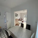 Lana Ostanak kod kuće *