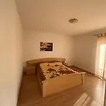 Lana Ostanak kod kuće