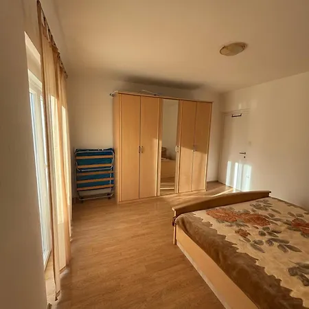 Lana Ostanak kod kuće Rab Town