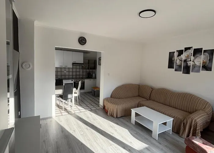 Gazde/Camere de închiriat Lana Rab Town
