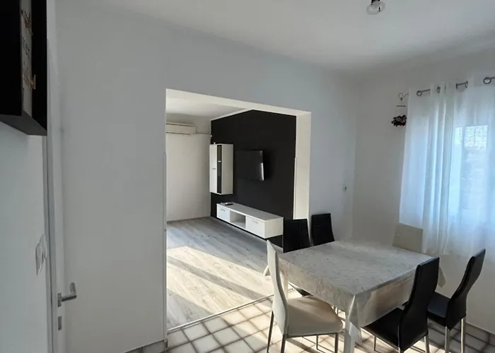 Lana Gazde/Camere de închiriat Rab Town