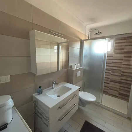 Lana Gazde/Camere de închiriat