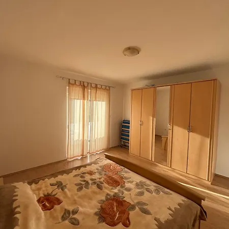 Lana Gazde/Camere de închiriat *