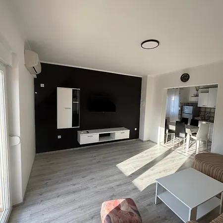 Lana Gazde/Camere de închiriat *