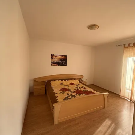 Lana Gazde/Camere de închiriat