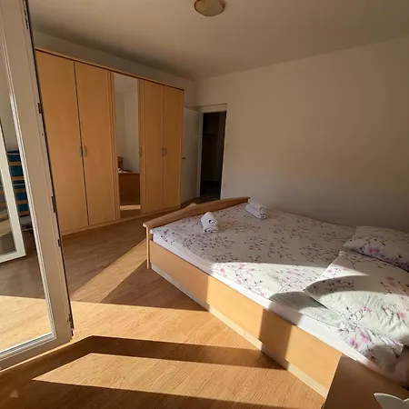 Gazde/Camere de închiriat Space, Memories -lana Rab Rab Town